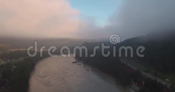 空中观景山河之上生而浮雾4K视频的预览图