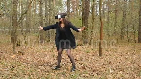 小女孩在森林里玩虚拟现实眼镜视频的预览图