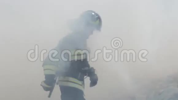 勇敢的消防员扑灭了大火视频的预览图