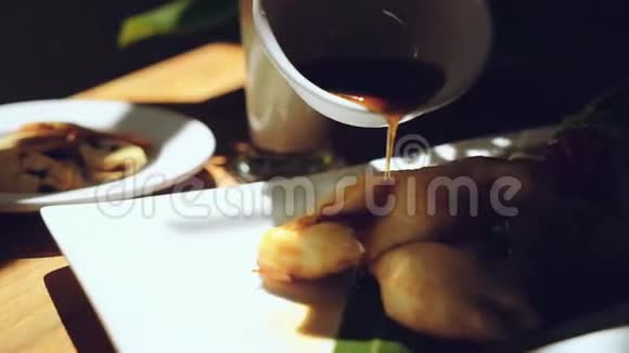 在皮桑戈林和达达尔古隆上浇糖浆视频的预览图
