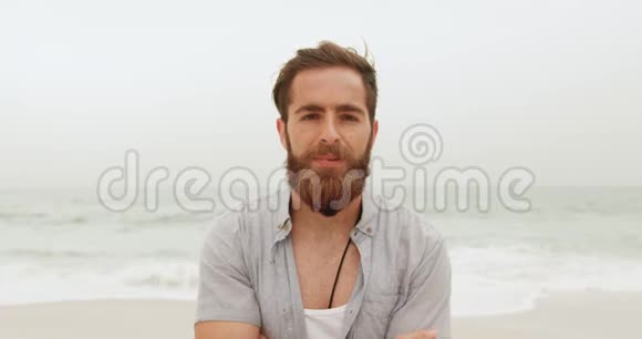 在海滩上放松的白人男子的正面景色视频的预览图