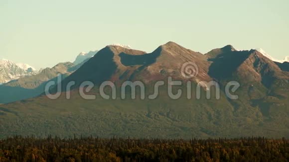 德纳利山脉的紧拍全景视频的预览图
