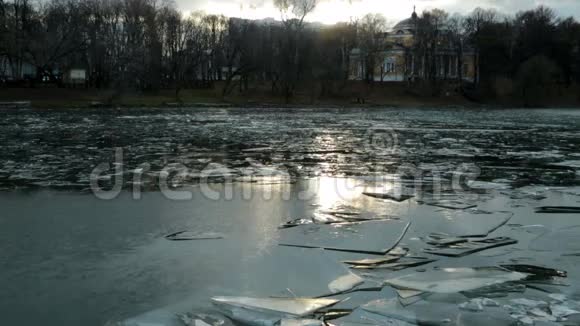 12月形成冰的池塘和太阳耀斑视频的预览图