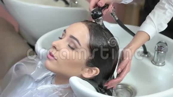 女人洗了头发视频的预览图