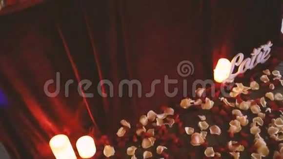 鲜花装饰的婚宴桌套视频的预览图