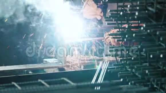 焊工焊接结构部件视频的预览图