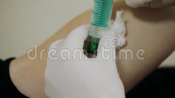 医生给病人注射静脉注射视频的预览图