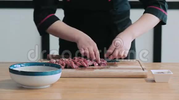 厨师把切碎的肉放在碗里视频的预览图