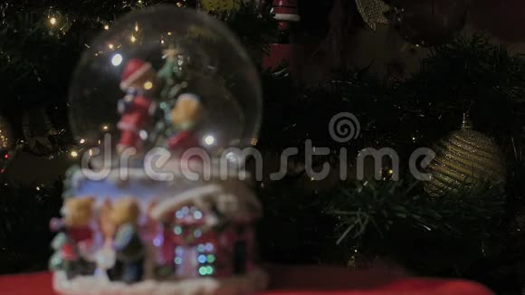 圣诞节雪球前模糊背景与文字空间视频的预览图