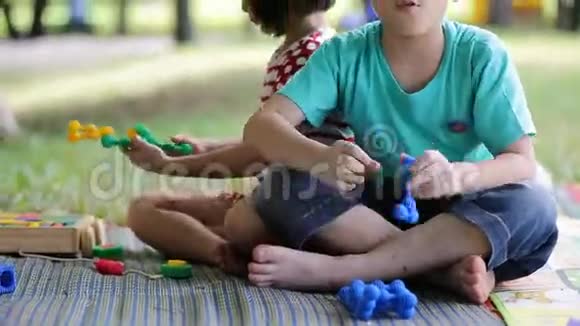 快乐的亚洲小孩在公园玩玩具视频的预览图