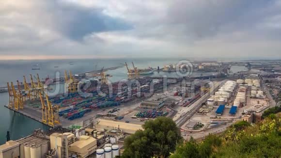 西班牙巴塞罗那时间推移集装箱港口的全景视频的预览图