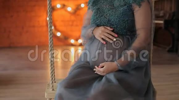 漂亮的孕妇在秋千上视频的预览图