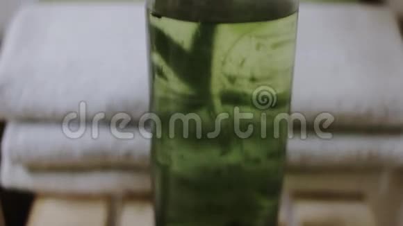 绿瓶按摩油和面包视频的预览图