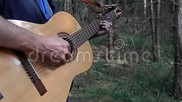 带着吉他在森林里放松视频的预览图