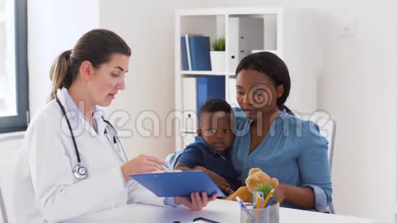 母亲带着儿子和医生视频的预览图