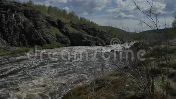 乌拉尔河水流湍急视频的预览图