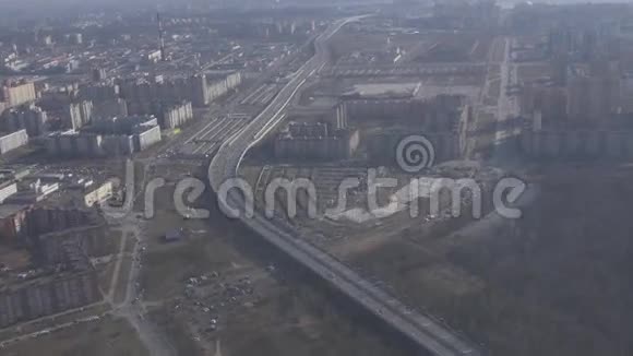 从直升机上俯瞰城市上空身高晴天运输摩天大楼高速公路视频的预览图
