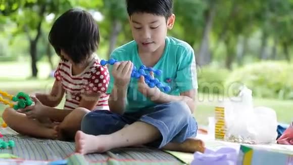 快乐的亚洲小孩在公园玩玩具视频的预览图