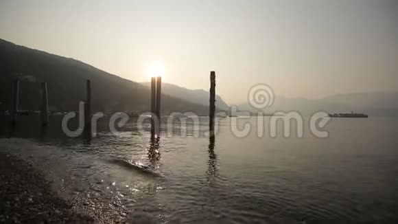 意大利科莫湖的历史建筑海浪和游艇日出船只和岛屿视频的预览图