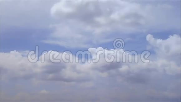 蓝天足迹中的云视频的预览图