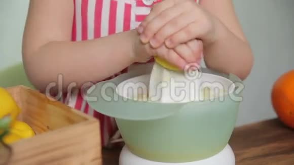 女孩挤出柠檬汁视频的预览图