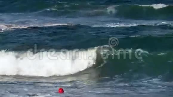 海波与泡沫和红色浮标背景视频的预览图