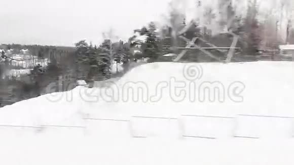 冬季高速列车过桥视频的预览图