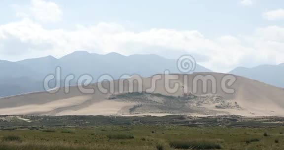 遥远的沙漠和草原风光高原地貌青海西北视频的预览图