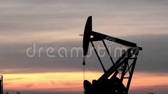 北达科他州日落巴肯石油公司视频的预览图