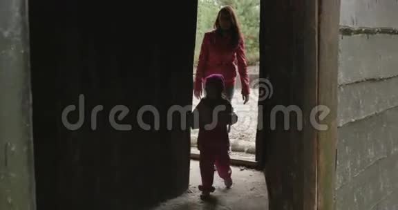 快乐的年轻母亲和她的女儿在公园户外视频的预览图