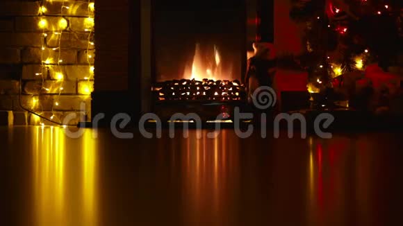 室内壁炉新年视频的预览图