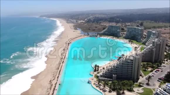智利海滩和游泳池的鸟瞰图视频的预览图