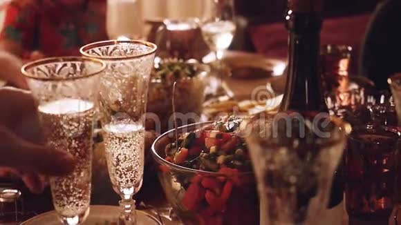 豪华装饰在庆祝桌上浪漫派对在缓慢的运动与模糊的波克1920x1080视频的预览图