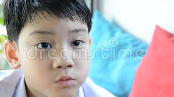 小亚洲男孩吃汉堡包的特写镜头视频的预览图