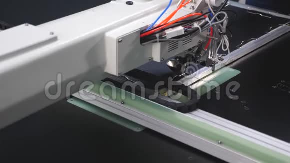 机器人在裁剪生产线上工作电脑控制缝纫机针绣图案视频的预览图