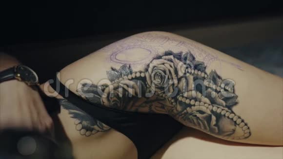 纹身师准备他的客户的皮肤制作纹身的过程视频的预览图
