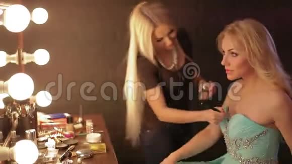 化妆师在重要活动前给女孩化妆用刷子涂化妆品的女人视频的预览图