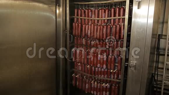 香肠在烤箱里很热冷却熏制香肠牛肉猪肉鸡肉生产香肠视频的预览图