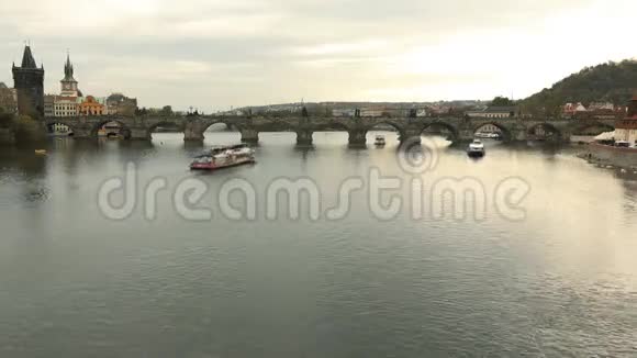 布拉格桥附近的一座旧钟楼老城河对岸的一座桥视频的预览图
