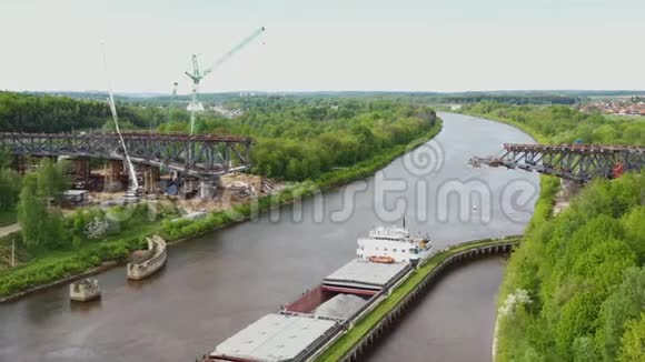 公路建设的鸟瞰图包括桥梁跨越运河的立交桥沼泽铁路和公路视频的预览图