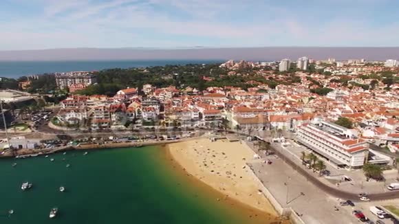 人们在葡萄牙卡斯卡斯美丽的海滩上放松视频的预览图