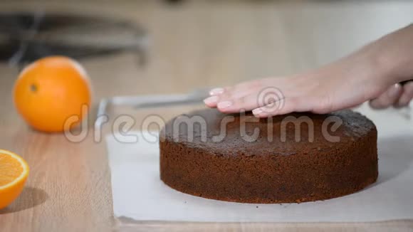 分层切蛋糕做巧克力层蛋糕视频的预览图