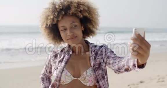 在沙滩上迷失自我的女人视频的预览图