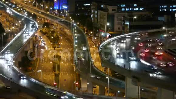 夜间立交桥上城市交通的特写时间流逝视频的预览图