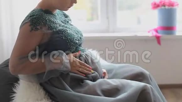 孕妇幸福地站在窗边视频的预览图