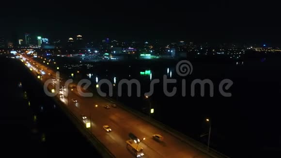 城市夜晚灯火通明夜城路无人驾驶飞机从高处射击视频的预览图