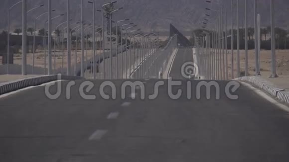 沙漠山脉附近的孤独之路视频的预览图
