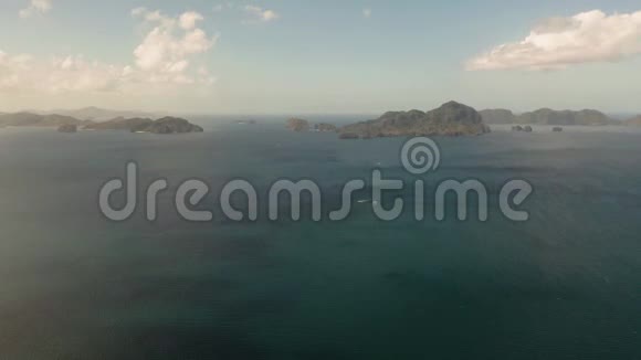 带热带岛屿的海景有白色海滩的落基岛带热带岛屿ElNido的海景巴拉望视频的预览图
