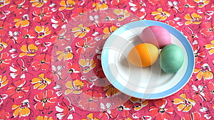 她穿上一个粉红色的桌布上面有五颜六色的鸡蛋和复活节蛋糕视频的预览图