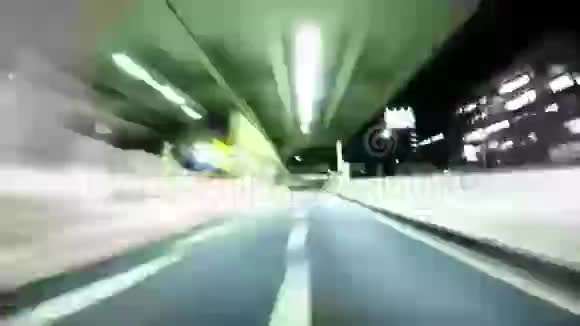 晚上穿越东京的大都会高速公路视频的预览图